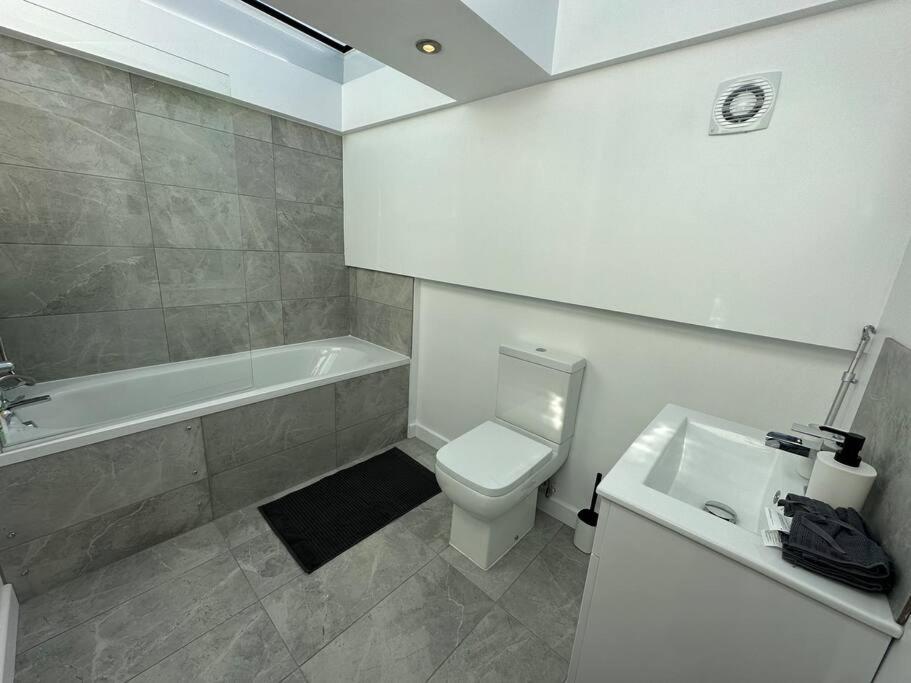 Lovely New Decor Studio - 4 The Southwell Лондон Екстер'єр фото